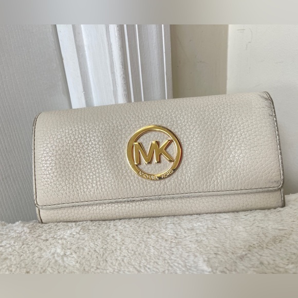 Michael Kors leather Wallet GUC - Picture 7 of 8